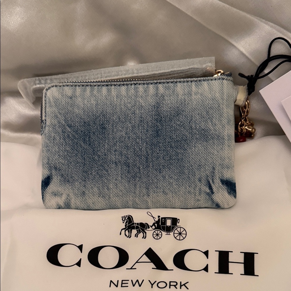 🩵🍒Coach NWT Corner Zip Wristlet In Loved Denim With Charms and Gold Hardware - Picture 4 of 7